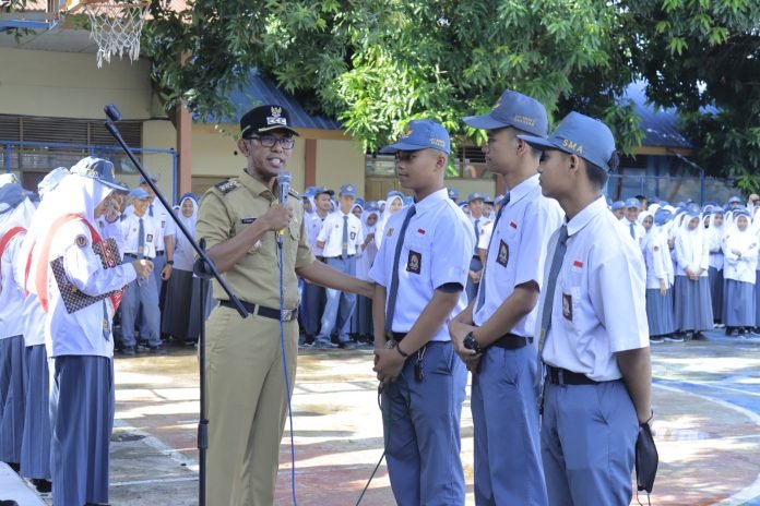 Pembina Upacara Di Sma Takalar Pj Bupati Mengingatkan Siswa Untuk Mempersiapkan Diri Dalam